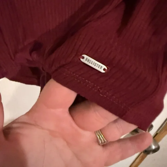 Hollister Women's Burgundy Tie-Front Crop Top - Picture 3 of 5